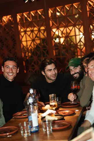 Amigos cenando en Madrid
