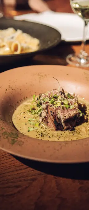 Plato de carne en restaurante Nômadâ