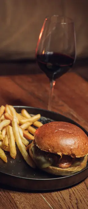 Hamburguesa con patatas en restaurante Nômadâ