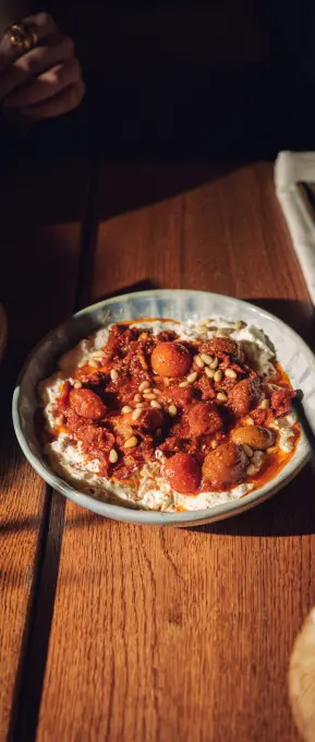 Plato típico en restaurante Nômadâ