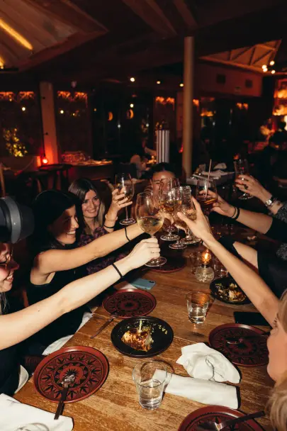 Brindis entre amigos en Nômadâ