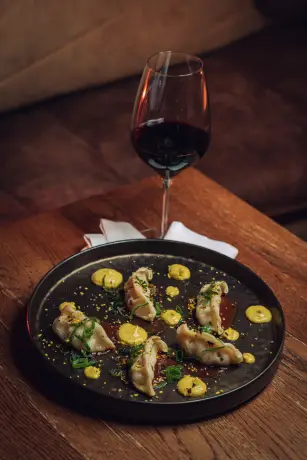 Plato de gyozas con copa de vino