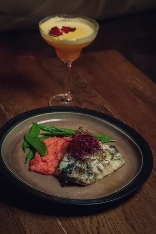 Plato de pescado y coctel Nômadâ