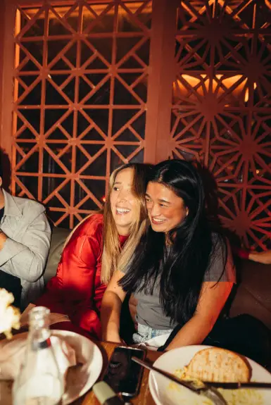 Amigos pasándolo bien en restaurante en Madrid