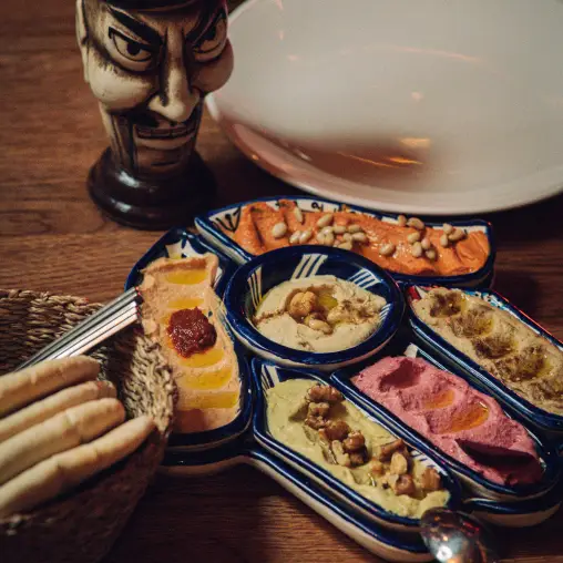 Plato de hummus en Madrid