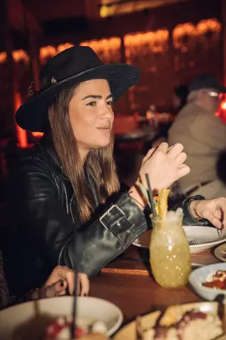 Gente joven cenando en Madrid