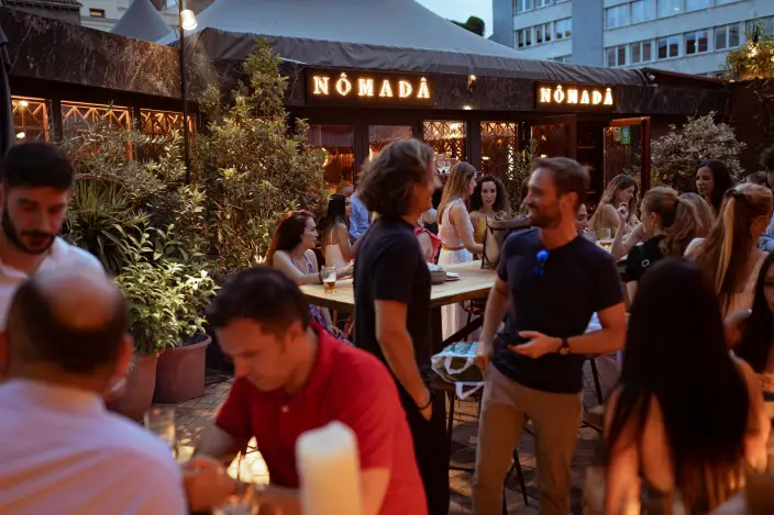 Amigos en restaurante con terraza en Madrid