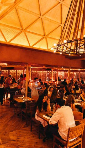 Cena de amigos en Nômadâ