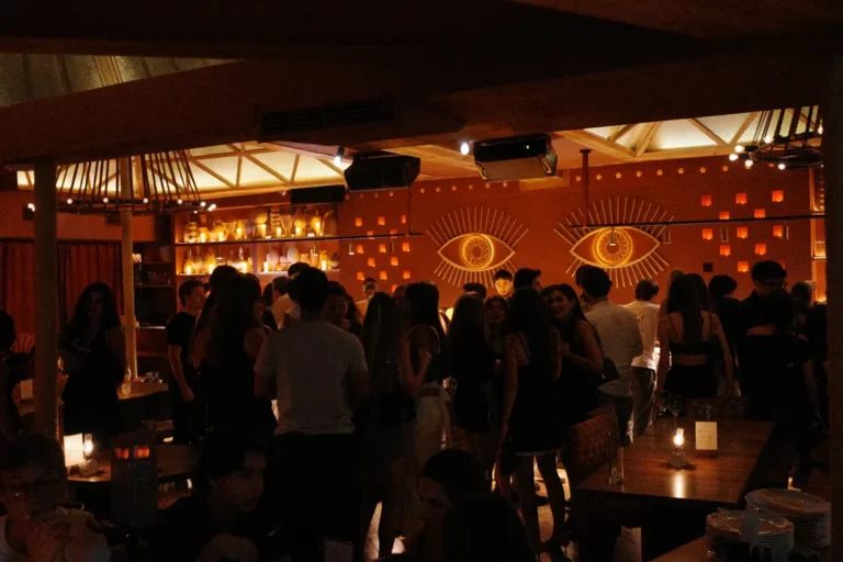 Group celebration in the dining room at Nômadâ, restaurant for events in Madrid